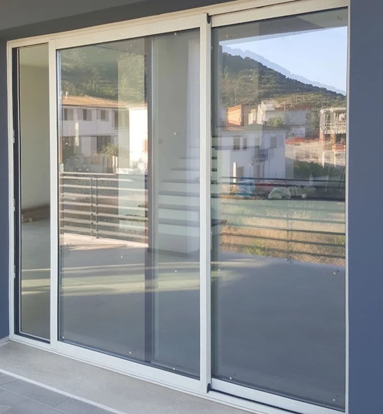 Serramenti in alluminio installati in un edificio moderno